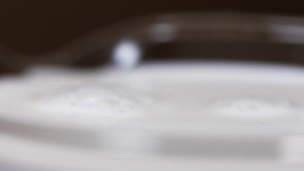 纯净的牛奶滴入玻璃使纹波在表面 — 图库视频影像