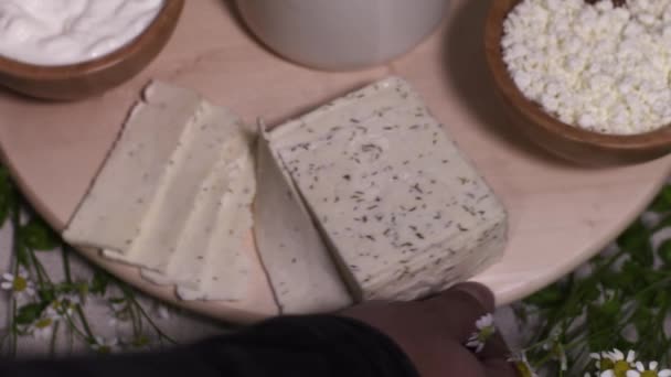 Kocken man hand vänder trä skålen med dairy mat på kök — Stockvideo