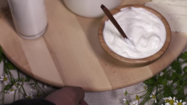 Chef main masculine tourne assiette en bois avec des produits laitiers à la cuisine — Video