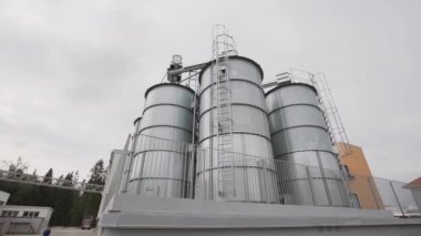 Çiftlik tesisinde büyük gri metal deposu İnşaat