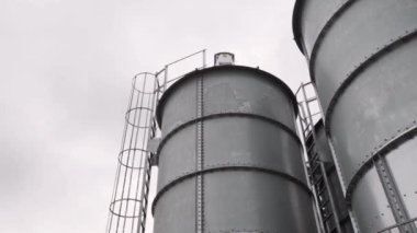 Çiftlik tesisinde büyük gri metal kaynağı İnşaat