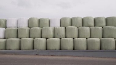 Büyük Çantalar açık havada depolanan yığınları