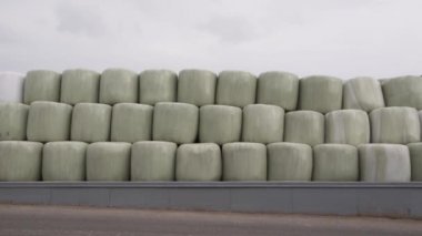 Büyük Çantalar açık havada depolanan yığını