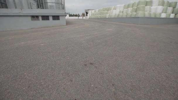 Tanques con agua y bolsas con grano permanecen uno al lado del otro en fábrica — Vídeos de Stock