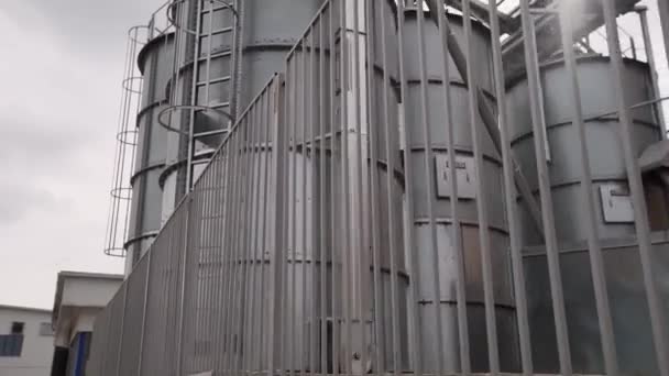 Grande construction de stockage métallique gris à la production agricole — Video