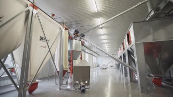 Bolsas de embalaje en el pasillo de fábrica cubierto de acero — Vídeos de Stock