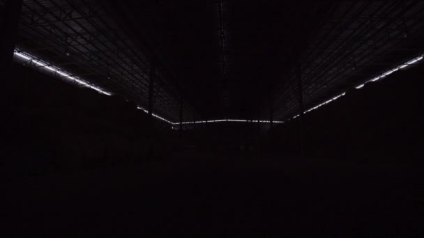Spegnere la luce in un magazzino con un sacco di pagliai — Video Stock