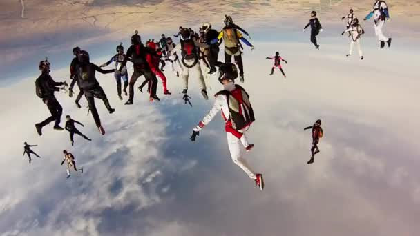 Ірландія - 6 червня 2015: Команда парашутисти робить великим становлення в небо. Висота. Екстремальний вид спорту. Швидкість. — стокове відео