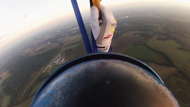 Skydiver parachutespringen in de hemel boven groene land. Extreme activiteit. Adrenaline — Stockvideo