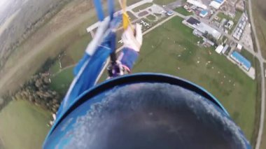 Skydiver yeşil alanlar yukarıda gökyüzünde paraşütle atlama. Aşırı hobi. Adrenalin.