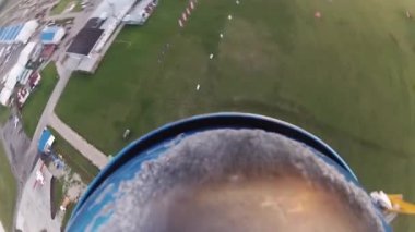 Skydiver yeşil alanlar yukarıda gökyüzünde paraşütle atlama. Aşırı aktivite. Açılış