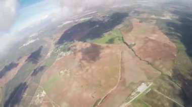 Profesyonel paraşütçü havada paraşüt açılır. Aşırı aktivite. Adrenalin