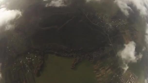 Skydiver ανοίγει το αλεξίπτωτο στον ουρανό πάνω από πράσινα λιβάδια. Ακραία δραστηριότητα. Αδρεναλίνη — Αρχείο Βίντεο