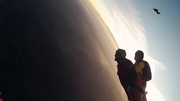 RAVENNA, ITALIA - 23 GIUGNO 2015: Due paracadutisti liberi che cadono in cielo insieme. Altezza. Estrema attività. Tramonto . — Video Stock