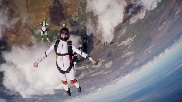 Ραβένα, Ιταλία - Ιουνίου 23, 2015: Skydivers ελεύθερη πτώση στον ουρανό. Κρατώντας ισορροπία. Ομάδα. Ακραία ενεργό αθλητισμό. — Αρχείο Βίντεο