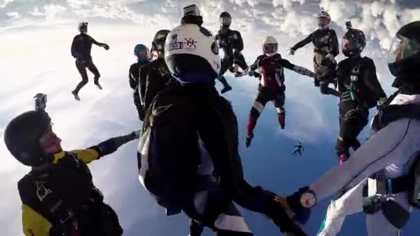 RAVENNA, ITÁLIA - JUNHO 23, 2015: Equipe Skydivers faz formação no céu. Mantendo o equilíbrio. Velocidade. Dia ensolarado . — Vídeo de Stock