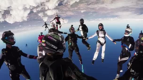 RAVENNA, ITALIA - 23 GIUGNO 2015: I paracadutisti si formano in cielo. Si tiene per mano. Velocità. Giornata di sole. Caduta — Video Stock