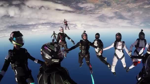 Ravenna, Italië - 23 juni 2015: Skydivers team maken vorming in de hemel. De handen van het bedrijf. Extreme. Zonnige dag. Die vallen — Stockvideo