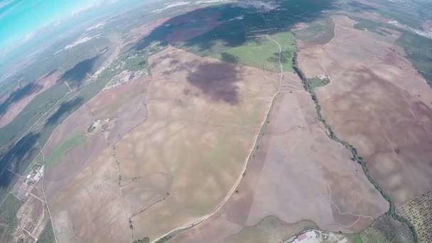 Paracaidista profesional vuela en paracaídas en el cielo. Extremadamente. Adrenalina. Altura . — Vídeo de stock