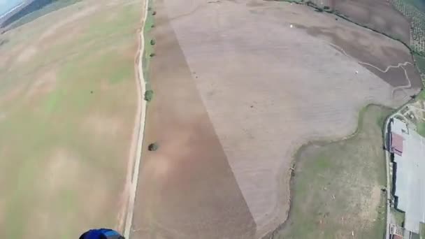 Paracaidista profesional vuela en paracaídas en el cielo. Extremadamente. Adrenalina. Campos . — Vídeos de Stock