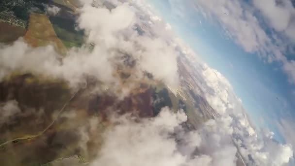 Profesyonel paraşütçü havada paraşüt açılır. Aşırı. Adrenalin. Bulutlar. — Stok video