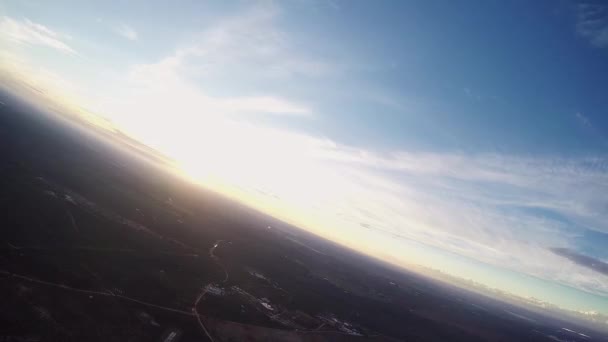 Professionele skydiver vliegen op parachute in de hemel. Horizon. Adrenaline. Zonsondergang. — Stockvideo