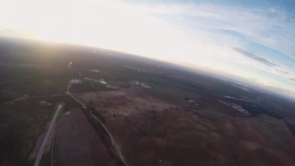 Paraşüt gökyüzünde profesyonel skydiver anında. Ufuk. Gün batımı. Yükseklik. — Stok video