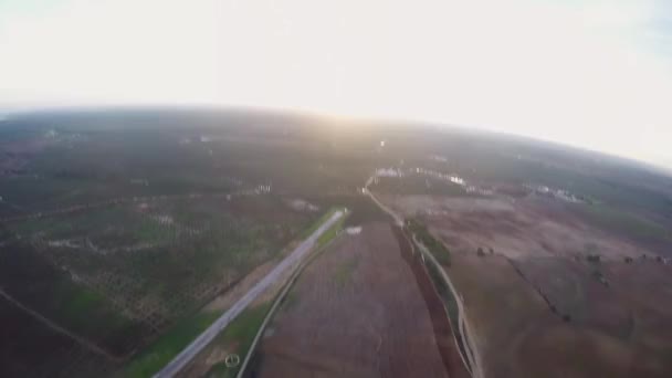 プロのスカイダイバーは、夕日の空にパラシュートで飛ぶ。地平線。アドレナリン. — ストック動画