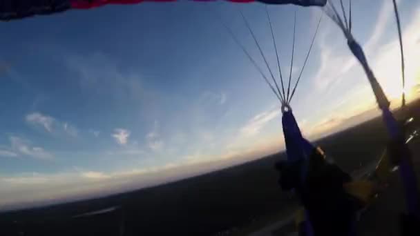 Paraşüt gökyüzünde profesyonel skydiver anında. Gün batımı. Adrenalin. Açılış. — Stok video