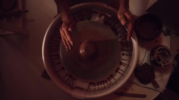 Женские руки работают на гончаров колеса формирования длинный тонкий глиняный горшок . — стоковое видео