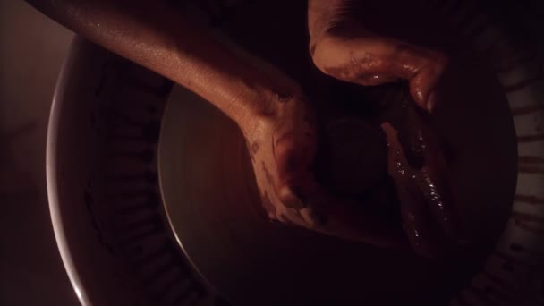 Les mains des femmes travaillent sur la roue de poterie façonnant marron pot d'argile mince . — Video