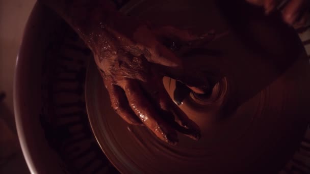 Roda de oleiros de trabalho com as mãos usando um dedo moldando pequeno jarro de barro marrom — Vídeo de Stock