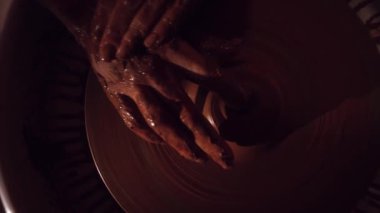 Kil sürahi şekillendirme bir parmak kullanarak potters tekerlek üzerinde çalışma el üstten görünüm.