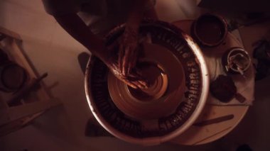 Potters tekerleğin tepsi masa ve küçük kil levha şekillendirme eller üstten görünüm