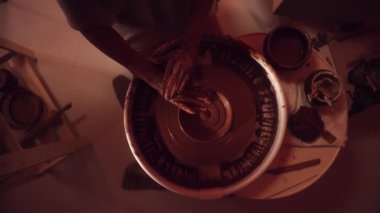 Kil plaka potters tekerlek karanlık Studio dönen üzerinde yapılan işlem şekillendirme.