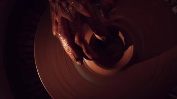 小棕粘土壶成型过程中旋转陶轮浇注水的研究. — 图库视频影像