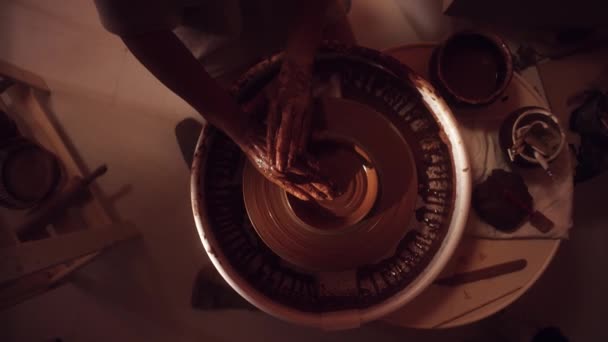 Potters tekerleğin tepsi masa ve küçük kil levha şekillendirme eller üstten görünüm — Stok video
