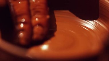 Ham toprak kap potters tekerlek ve parmakları ile şekillendirilmektedir üzerinde dönen.