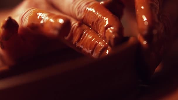 陶芸家のホイールの回転に土鍋の壁を形成する指のクローズ アップ. — ストック動画