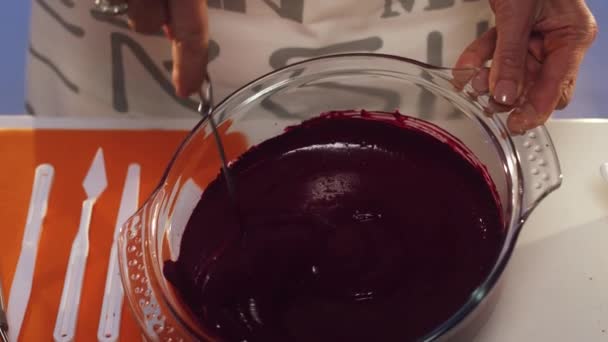 Affichage de la substance violette se faire fouetter à la main dans une grande casserole en verre ronde — Video