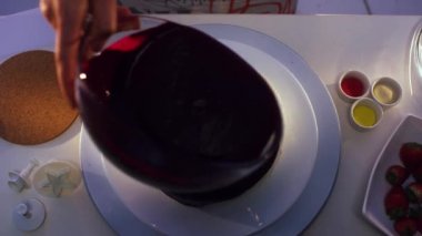Menekşe karışıklık küçük yuvarlak şekilli pasta tabağına yerleştirilir üzerine cam pan dan damlayan