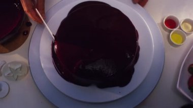 Menekşe krem üst pastayla döndürülmüş ve beyaz düz kare kartı ile düzeltti