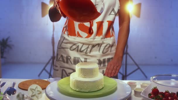 白色圆形双层双层蛋糕正覆盖着红色的大奶油. — 图库视频影像