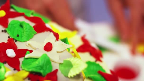 Ozdoba kolorowych sztucznych kwiatów ręcznie umieszczone na białej powierzchni — Wideo stockowe