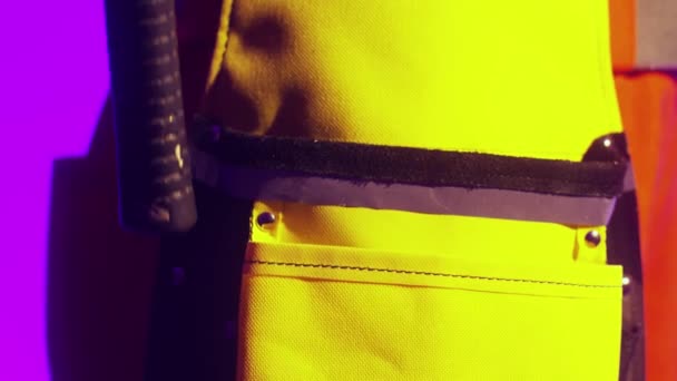Vista de martelo com borracha vermelha e preta alça colocar em avental carpinteiros amarelos — Vídeo de Stock