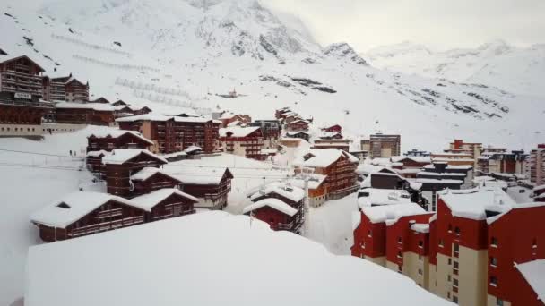 Vista de inverno na estância de esqui com teleféricos móveis entre colinas cobertas de neve — Vídeo de Stock