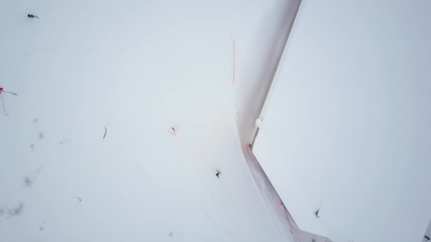 Vue de dessus du skieur traversant en douceur par snowboarder sur piste enneigée . — Video