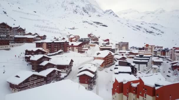 Pohled shora zimní lyžařské středisko s pohyblivými lyžařské vleky mezi sněhem zahrnuty hills — Stock video