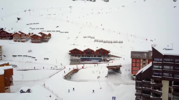 Os esquiadores estão deslizando, correndo, deslizando e movendo neve coberta estância de esqui . — Vídeo de Stock