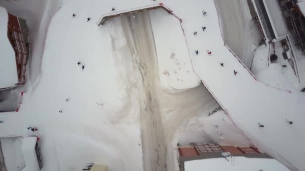 Rotationsvideo vom Rutschen, Laufen, Gleiten und Bewegen von Skifahrern und Snowboardern. — Stockvideo